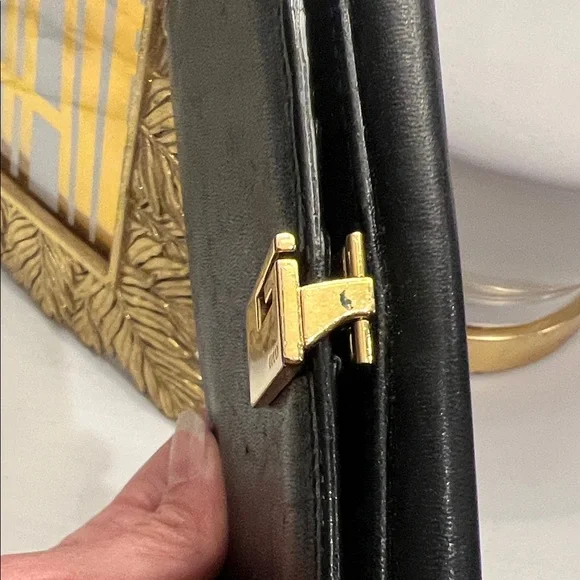 Vintage Gucci Black Leather Wallet with Gold Tone Clasp - Picture 4 of 16
